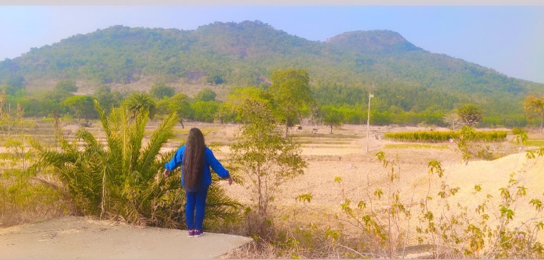 इक गांव था मेरा, दूर किसी पहाड़ में।

मज़हबी दंगों से दूर, इंसानियत के आड़ में।

~अज्ञात

#प्रकृति_जोहार 🙏🏻