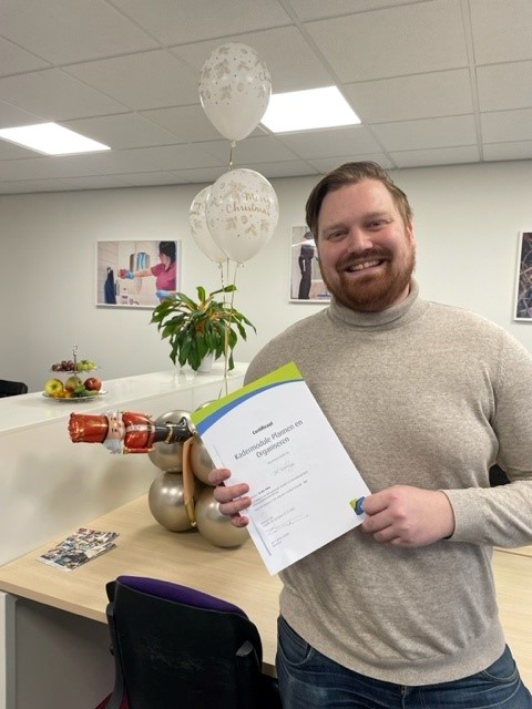 Kadermodule plannen en organiseren behaald door onze Rick Koelewijn Gefeliciteerd hoor!! Lekker bezig.

Rick geeft leiding aan het specialistisch team binnen OHCB met als hoofdmoot glas- en gevelreiniging.

#2023 #groeien #glasbewassing #schoonmaak #plannen #organiseren #team