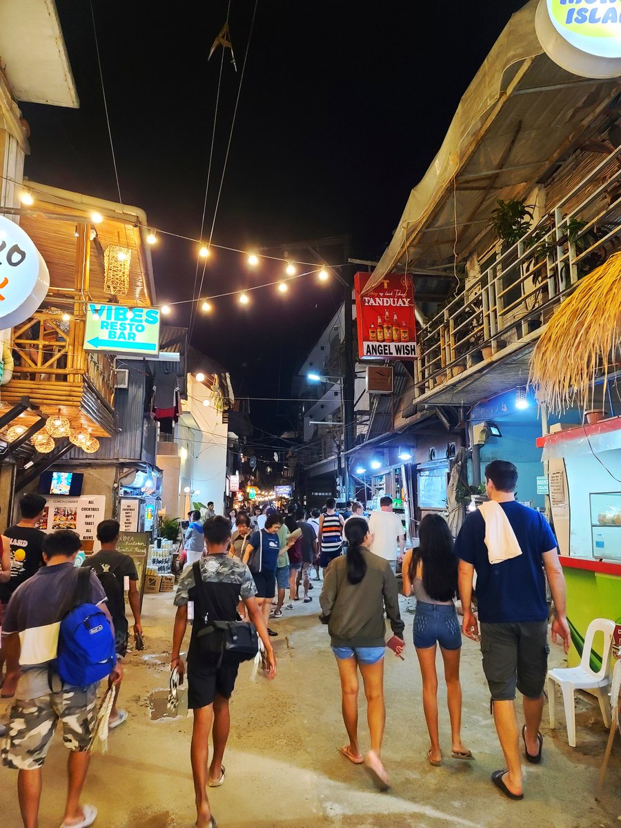 ElNidoArtcafe's tweet photo. Wander busy the streets of El Nido at night. Restaurants, Shops, Bars, Tour agencies, Hostels and more.
#Walkzone
#elnidostreets #Sirenastreet
#streetsnap #thePhilippines_ #travelfreak #goodmorning #Morningtime #elnido #Nightlife #Street #shop https://t.co/QYI22f2syN