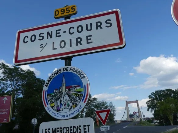 saintmauxe's tweet photo. Cette petite ville de Bourgogne approuve et applaudit le maire de #Pantine...
Elle s'apprête d'ailleurs à faire la même chose...
#Cosnes ---- https://t.co/DuQoAq9WRk