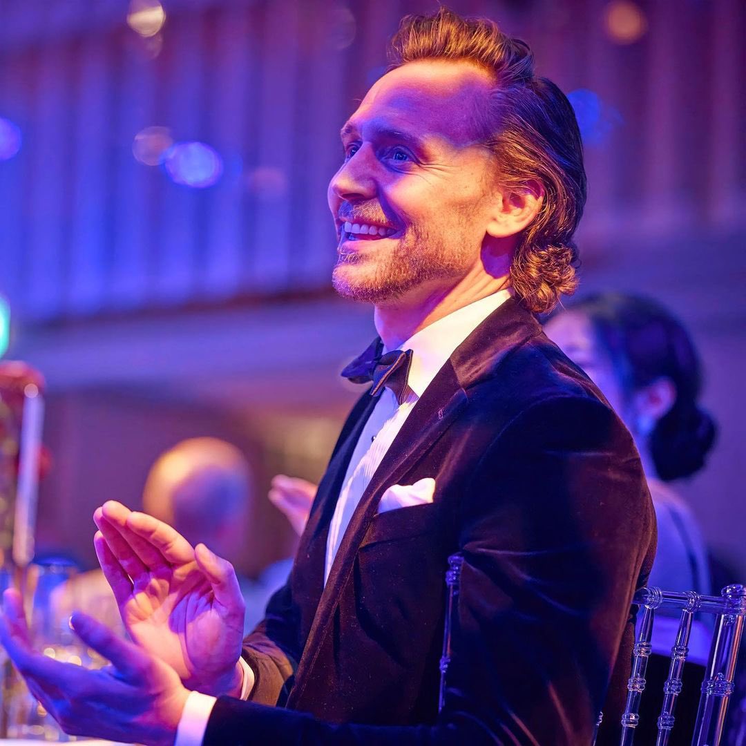 hiddlespughsafe's tweet photo. tom and flo in purple light>>> https://t.co/Xf33XrtdOs