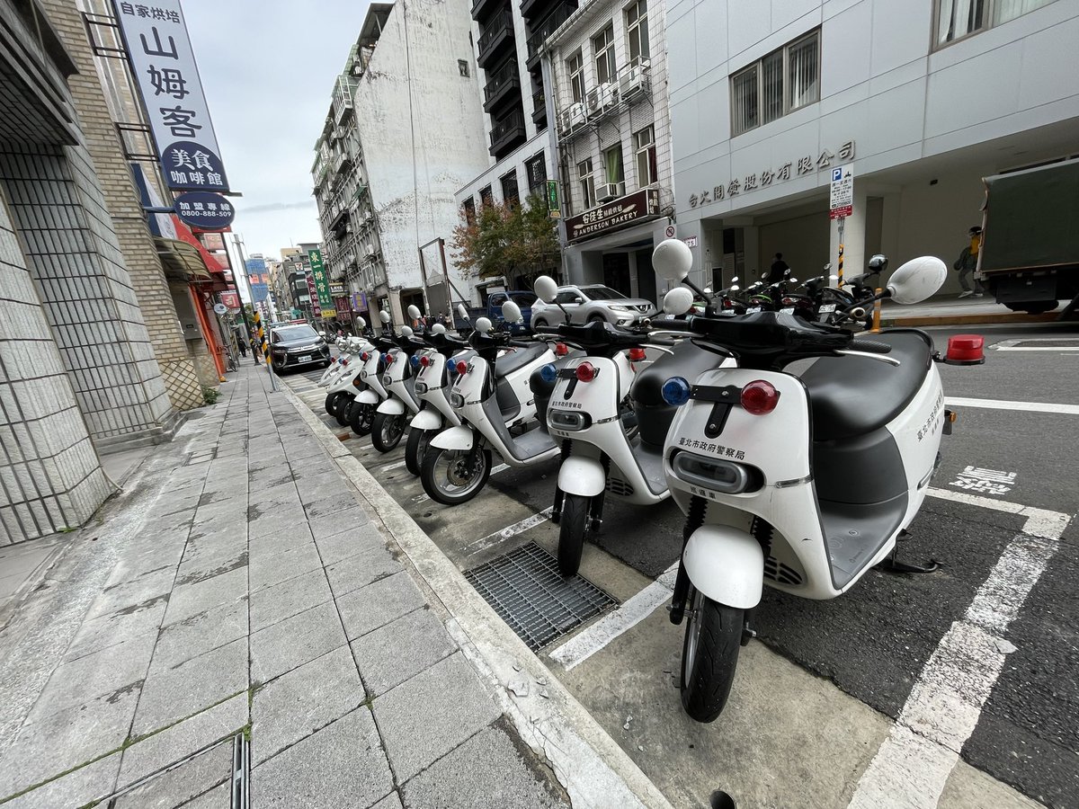 motokimurai's tweet photo. 台北にある警察バイク車両の20〜30%ぐらいはGOGOLOの電動バイクになってました。 #台湾 #GOGOLO #電動バイク https://t.co/kHnqEVMxC6
