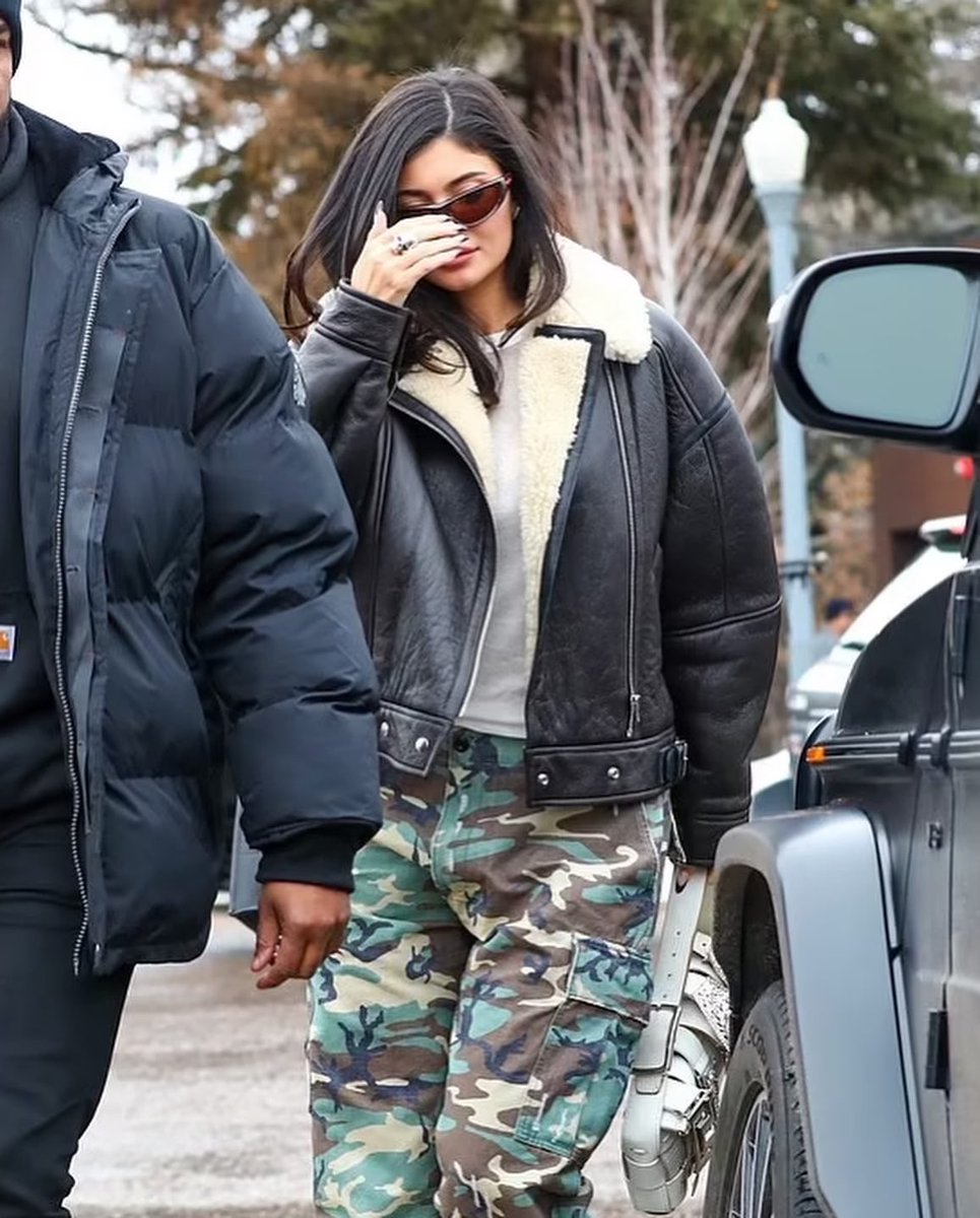 Kylie Jenner’ın son günlerde sık sık giydiği deri shearling ceketler bu kışın favorisi gibi görünüyor. #shearlingjacket #streetstyle #NYXmag