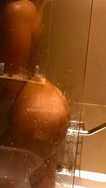 Una duchita para arrancar el día… y tiempo para jugar antes de salir 😜😈 #MiercolesDeCulitosLindos #MiercolesDeCulosRicos a ponerle onda que ya llega el finde 🔥
