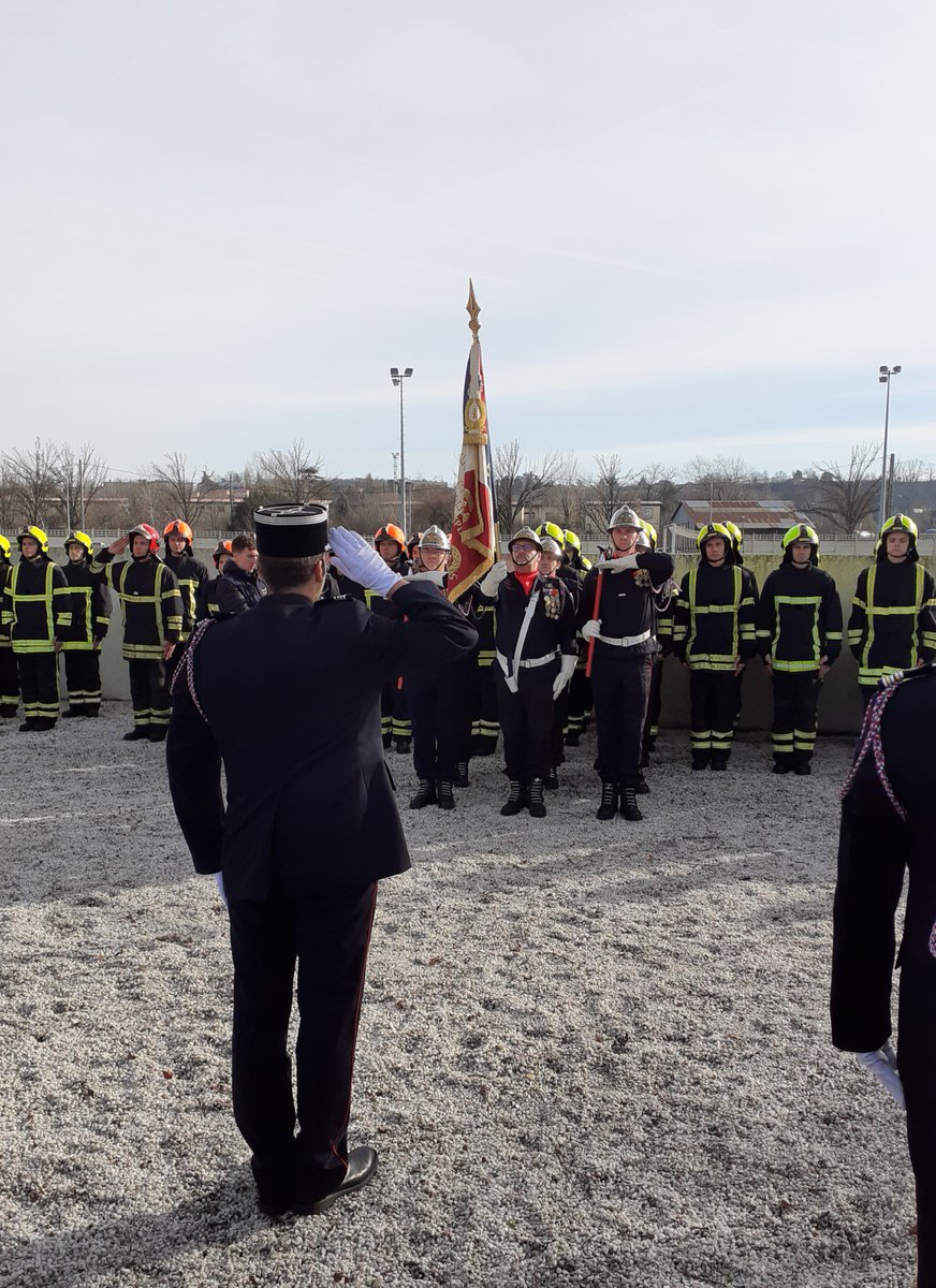 prefetrhone's tweet photo. ⚫Le terrible accident survenu le 4 janvier 1966 à la raffinerie de #Feyzin reste toujours dans nos mémoires.
 
Chaque année, une #cérémonie est organisée à la mémoire des 11 sapeurs-pompiers et 7 employés de la raffinerie décédés.

Nous ne les oublions pas. https://t.co/IERsHV9bTu