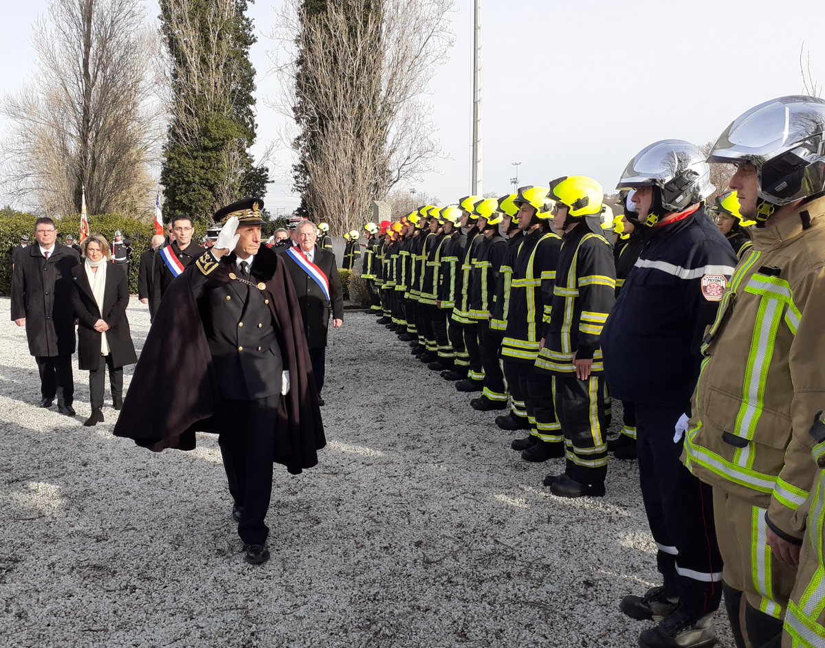 prefetrhone's tweet photo. ⚫Le terrible accident survenu le 4 janvier 1966 à la raffinerie de #Feyzin reste toujours dans nos mémoires.
 
Chaque année, une #cérémonie est organisée à la mémoire des 11 sapeurs-pompiers et 7 employés de la raffinerie décédés.

Nous ne les oublions pas. https://t.co/IERsHV9bTu