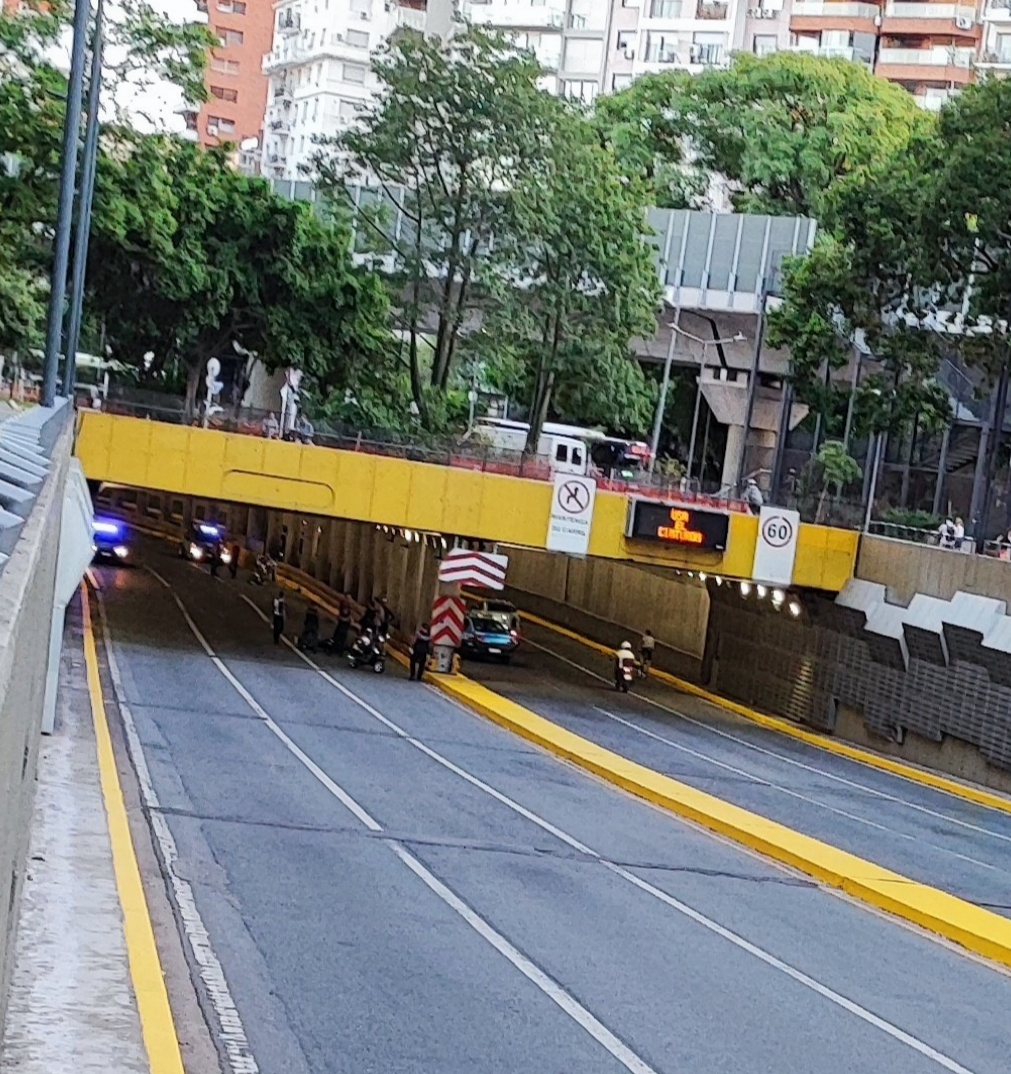 mauroszeta's tweet photo. - Tomás Ezequiel Emery tenía 32 años. 
- La familia y los amigos intentan identificar a la mujer rubia que escapó después de ver lo que había provocado. https://t.co/Jz6t58jH1B