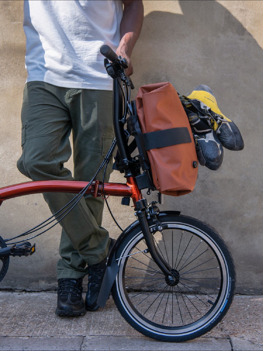 BromptonBicycle's tweet photo. A backpack on a Brompton? 🎒⁠

Ah yes but this one fits on the front block too. Keep it landscape when mounted to your bike and portrait when on your back and you won't go wrong with this durable and waterproof bag.⁠ 

Shop the bag https://t.co/srgcr8vaka https://t.co/FfTn60xGkg