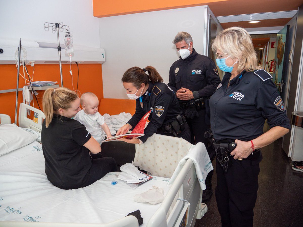 SonEspases's tweet photo. 👮🏻♀️👮🏼♂️🚓 Moltíssimes gràcies als amics de «Policías sin fronteras, de la @policiadepalma i de la Policia de Marratxi per fer una aturada a l’Hospital per repartir regals als infants ingressats.
#humanitzacioIB https://t.co/D57FHu2x9i