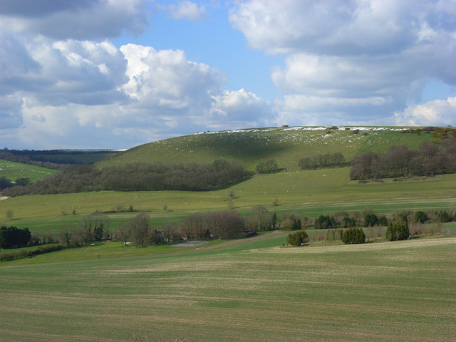 It's #TriviaDay! Did you know that Walbury Camp hillfort in #Inkpen and #Combe is the largest hillfort in #Berkshire and, at 297m above sea level, on the highest chalk down in southern England: buff.ly/2XDFo5q? (Photo ©Andrew Smith, cc-by-sa/2.0: buff.ly/3POIKw5)