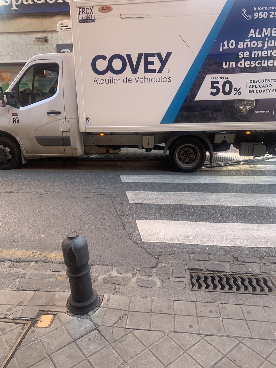 WokLorena's tweet photo. @PoliciaGr Este sale en la cabalgata? Por@que menuda cola trae detrás… y han pasado unos compañeros en moto y vista gorda!! https://t.co/WZeF5v8Yop