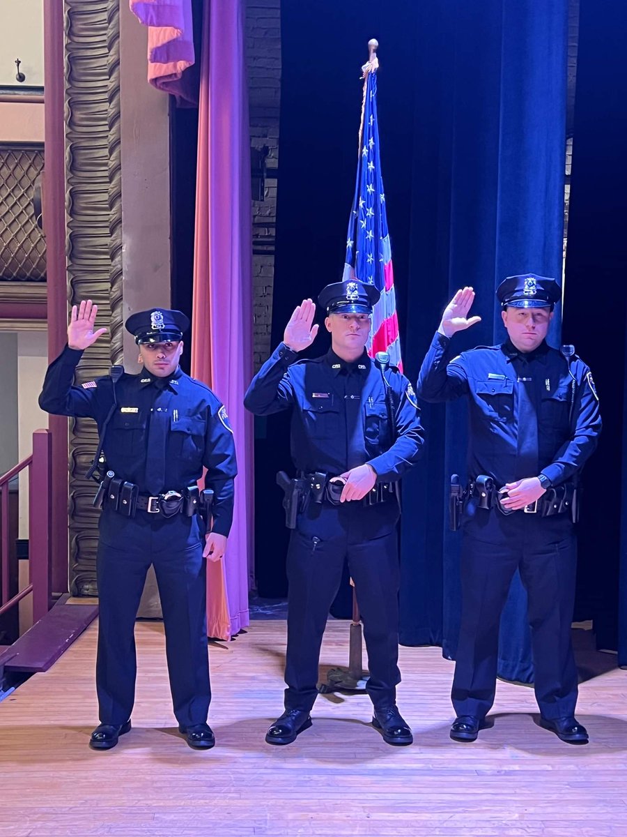 ClintonMaPolice's tweet photo. We would like to congratulate and welcome Officers Kristopher Vazquez, Alexander Ruel, and Matthew Champagne, our three newest officers here at the Clinton Police Department. 

https://t.co/xoOuqnIegy https://t.co/Q6lX2TZFDt