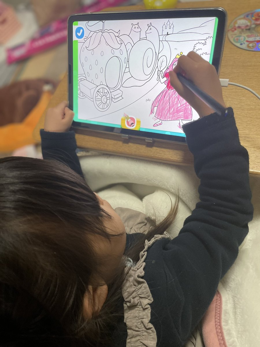 akimasa_y_lup's tweet photo. 下のおチビ、パパのiPadで
塗り絵のアプリに激ハマりチウ。
18時頃かはじめて、かれこれ4時間😂
#CreateandPlay
#クリエイトアンドプレイ https://t.co/iX8DOxOVs1