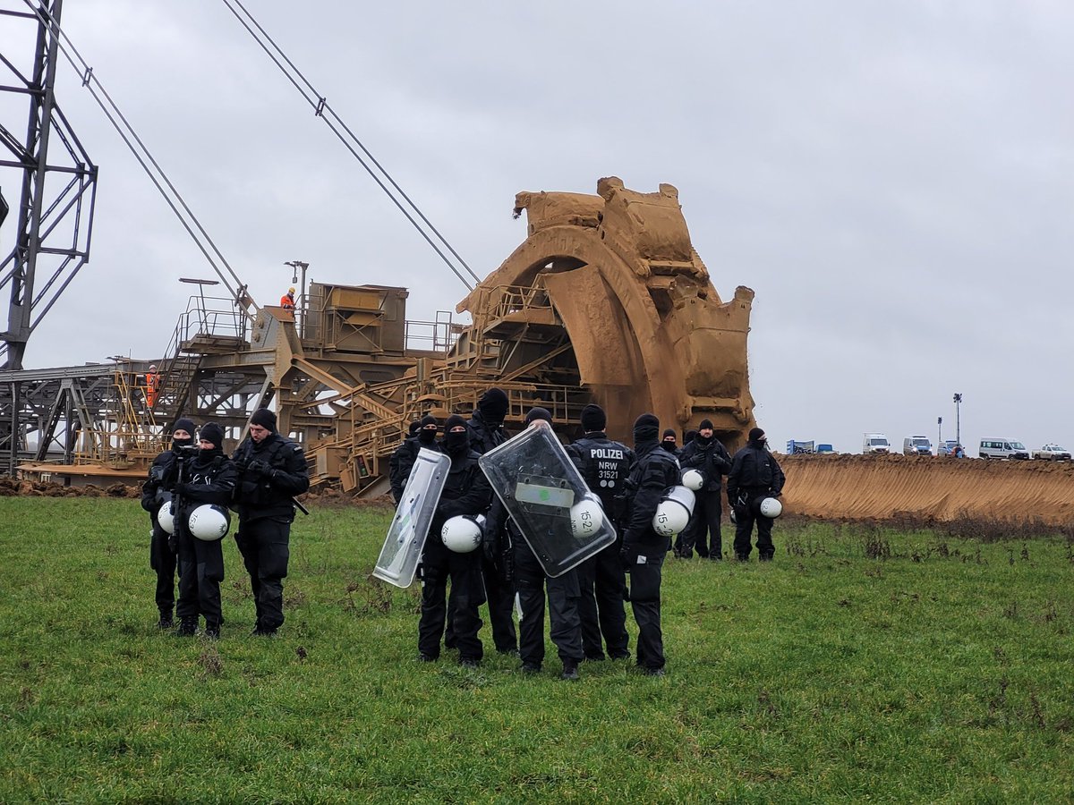 vom_wegesrand's tweet photo. Provokanter geht es nicht. Kaum auszuhalten, wie der Bagger sich vorgräbt.
#LuetziBleibt #LuetzerathLebt 
#MaWaLuetzerath
#OsterholzBleibt https://t.co/zlt5OwTu9Q