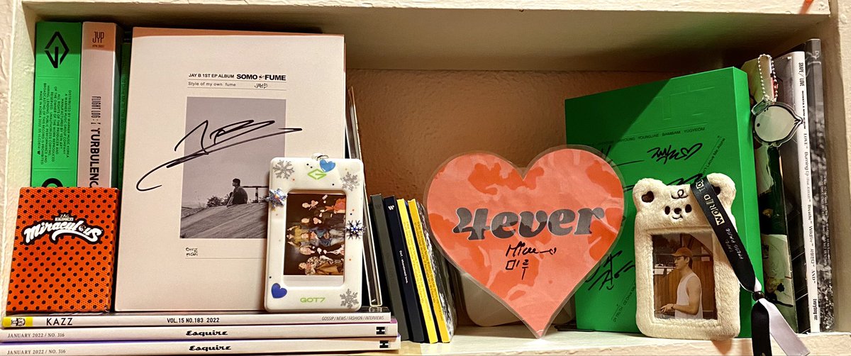 Mypersonalcity1's tweet photo. My heart is full!!! This small yet extra significant kpop collection is my day to day energy booster! 🥹🫠🥰💙💚🫶🏼

#jayb #got7 #ahgase #exol #exo #monstax #IGOT7 #kpopcollection #jayb_beyourself #jayb_worldtour #jaybinfrankfurt #kpop #got7collection https://t.co/IeXvbLeP6M