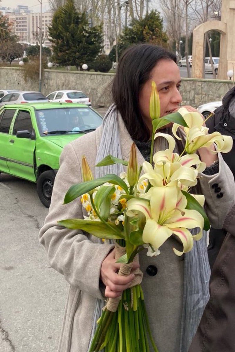 Une image qui fait du bien ! L'actrice iranienne Taraneh Alidousti, emprisonnée pour son soutien au mouvement révolutionnaire en #Iran et ses photos sans voile, a été libérée sous caution aujourd’hui. Respect et admiration pour cette combattante de la liberté. #MahsaAmini