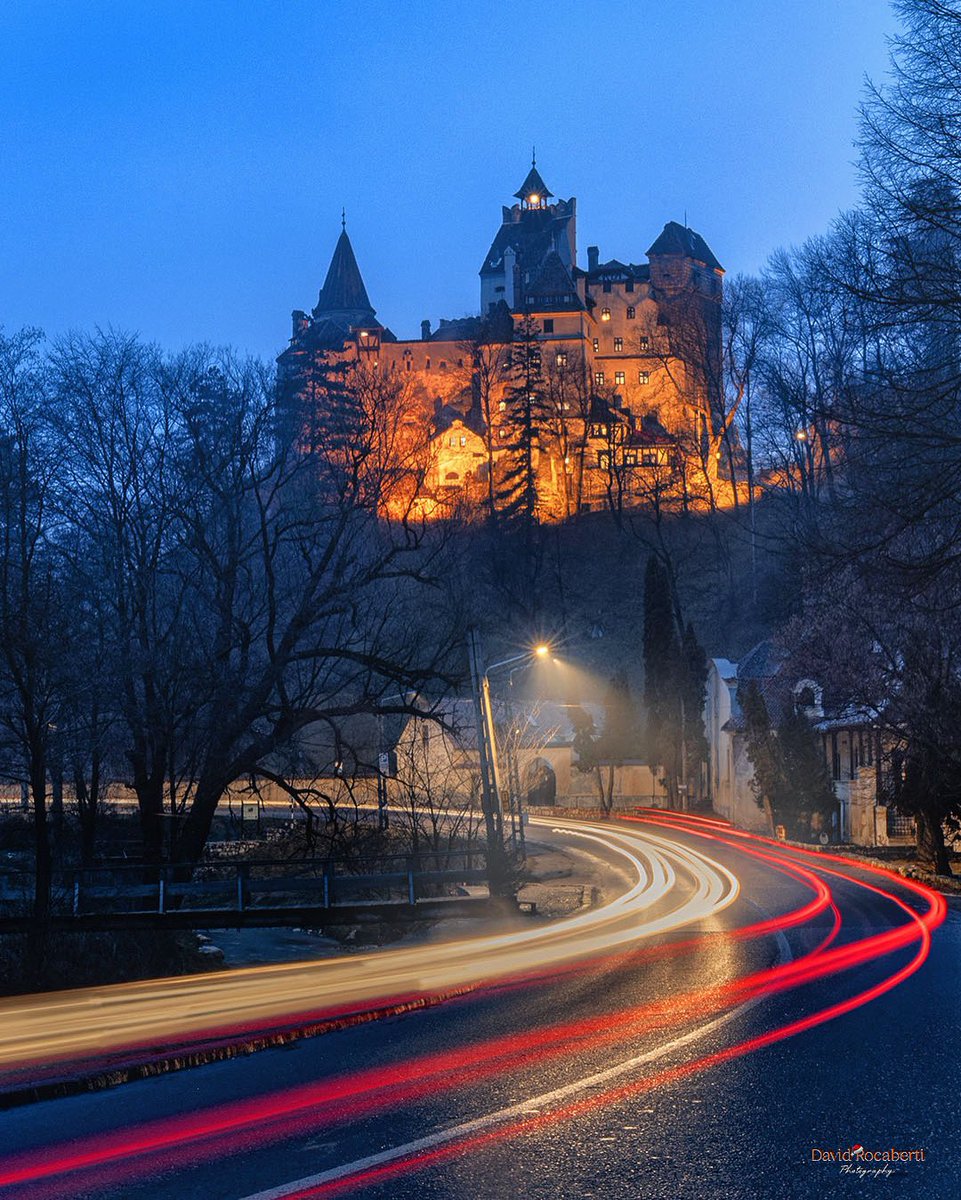 📍Bran castle, Transylvania, Romania 🇷🇴 
(Aka Dracula Castle)

#longexposure at #bluehour

#stormhour #travelphotography #romania #bran #castle #transylvania #photo
