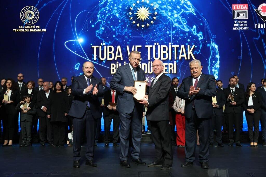 منح الرئيس التركي @RTErdogan جائزة الاكاديمية التركية للعلوم للبروفيسور أمنون كوهين من