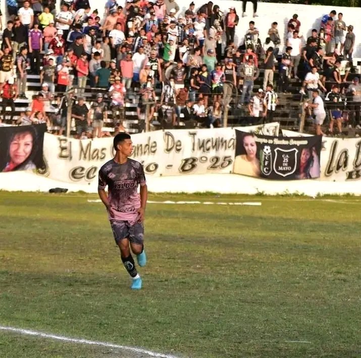 Infocuervook's tweet photo. 🔸Con 16 años debutó en la reserva de Concepción FC 
🔸A sus 17 hizo su debut en el primer equipo del cuervo, en el equipo del profe Ugarte

Hoy está cumpliendo 18 años Lucas Gramajo, una de las grandes promesas de Concepción!🥳⚫⚪⚫ https://t.co/Ked49UVRRJ