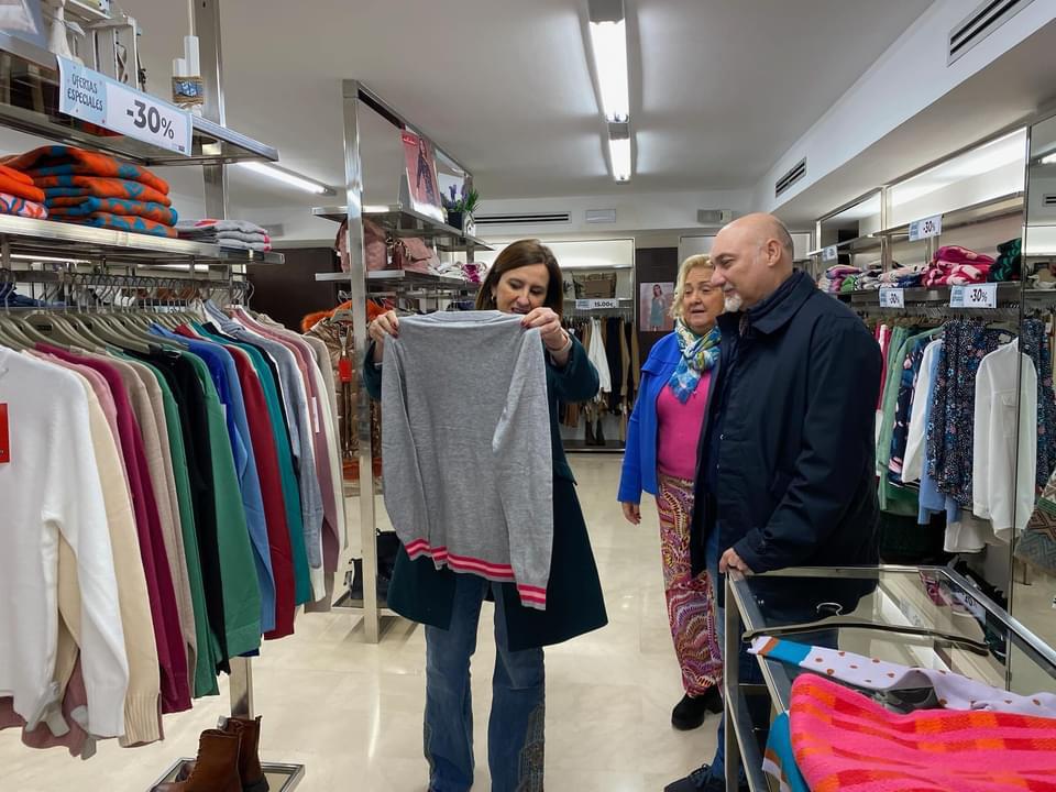 ppmaritimo's tweet photo. El pasado día 29 nuestra presidenta @popularesVLC @mjosecatala visitó los comercios del nuestro distrito dentro de la campaña #MadeinVLC💙 https://t.co/pj9stMd08T