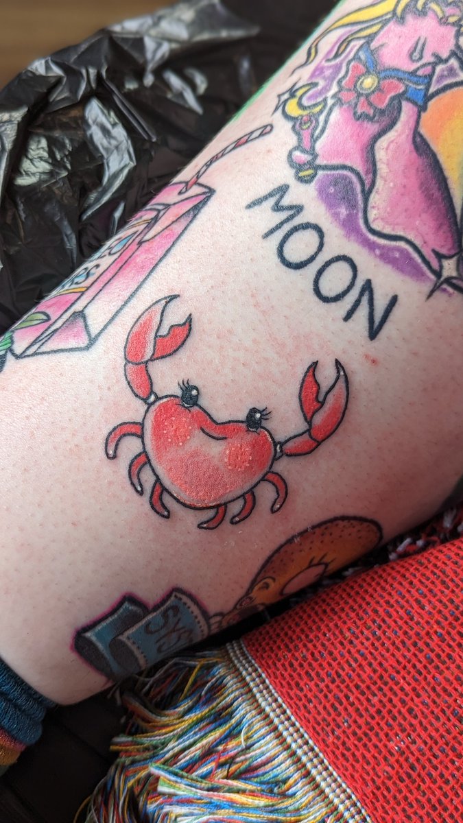 Mysterymixtape_'s tweet photo. I tattooed this crab today and when I tell you she's the cutest fuckin crab I've ever seen and don't even get me started on how her name is patty.

Cause she's a crabby patty. https://t.co/WjnBvxOxoV