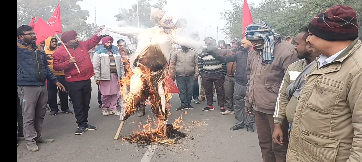 NeelkamalTOI's tweet image. Contractual employees of #PSPCL #PSTCL burn govt effigy in support of the cause of #ZiraSanjhaMorcha