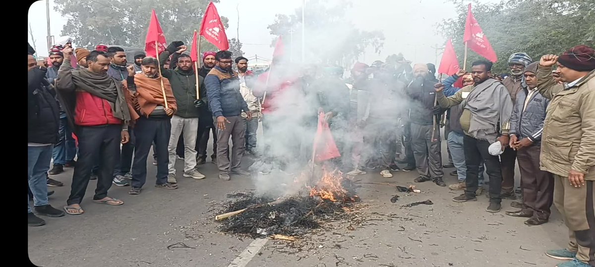 NeelkamalTOI's tweet image. Contractual employees of #PSPCL #PSTCL burn govt effigy in support of the cause of #ZiraSanjhaMorcha