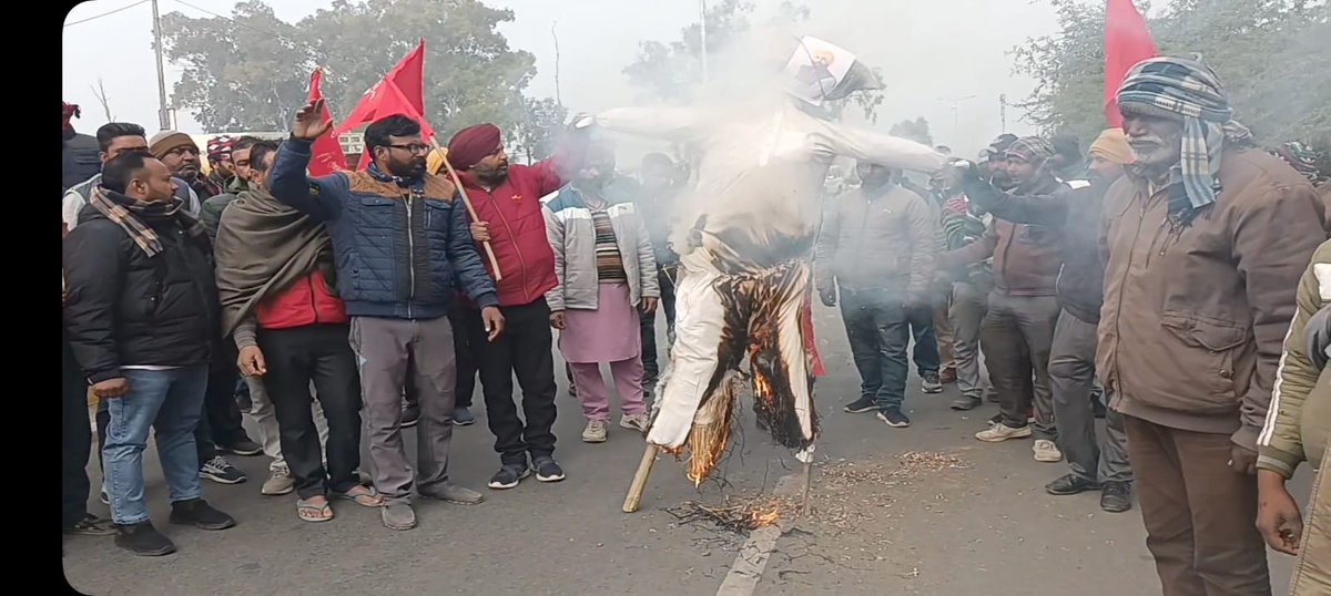 NeelkamalTOI's tweet image. Contractual employees of #PSPCL #PSTCL burn govt effigy in support of the cause of #ZiraSanjhaMorcha