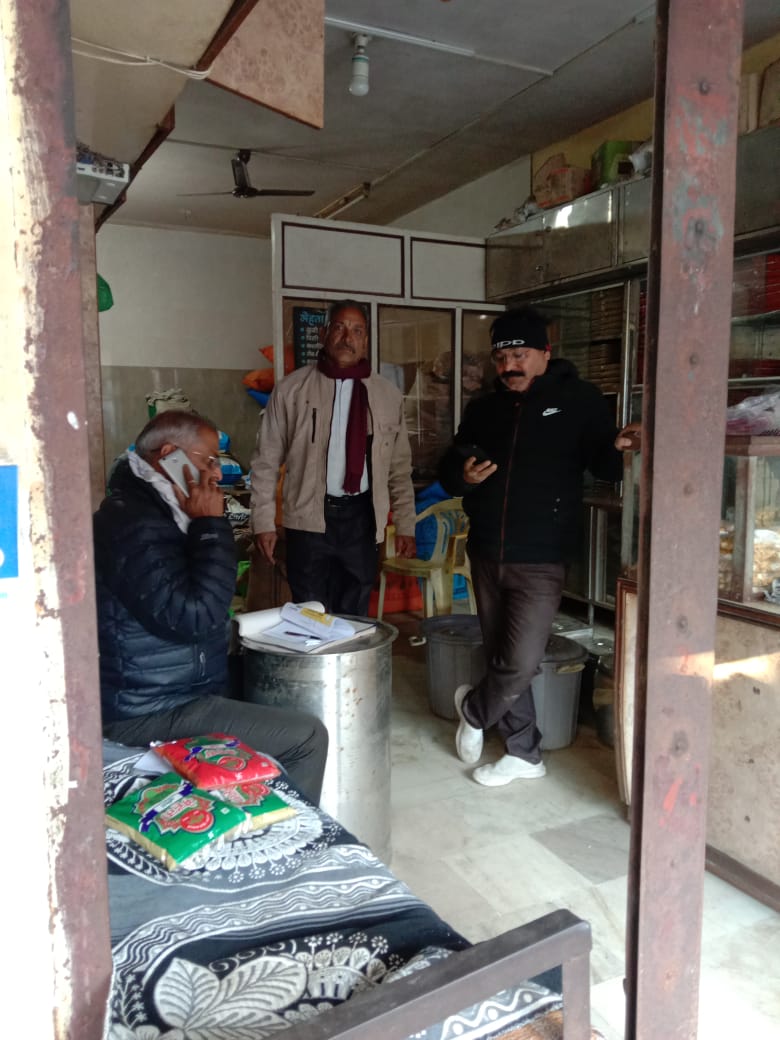 collectorUJN's tweet photo. कलेक्टर @itsAsheeshSingh के निर्देशानुसार नापतौल विभाग उज्जैन का जांच अभियान जारी है। आज उज्जैन नगर में डाबरीपिठा क्षेत्र में 4 व्यापारिक प्रतिष्ठानों के नापतौल उपकरणों एवं विक्रय हेतु रखें पेकेजो की जांच कि गई। https://t.co/5JBrWcVLpU