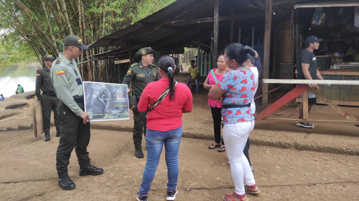 PoliciaVaupes's tweet photo. Por parte del Grupo de Protección ambiental y ecológica se adelantan campañas preventivas para prevenir el tráfico de fauna silvestre. #DiosYPatria #EsUnHonorSerPolicía #Mitú https://t.co/ZpCa0NuIoz