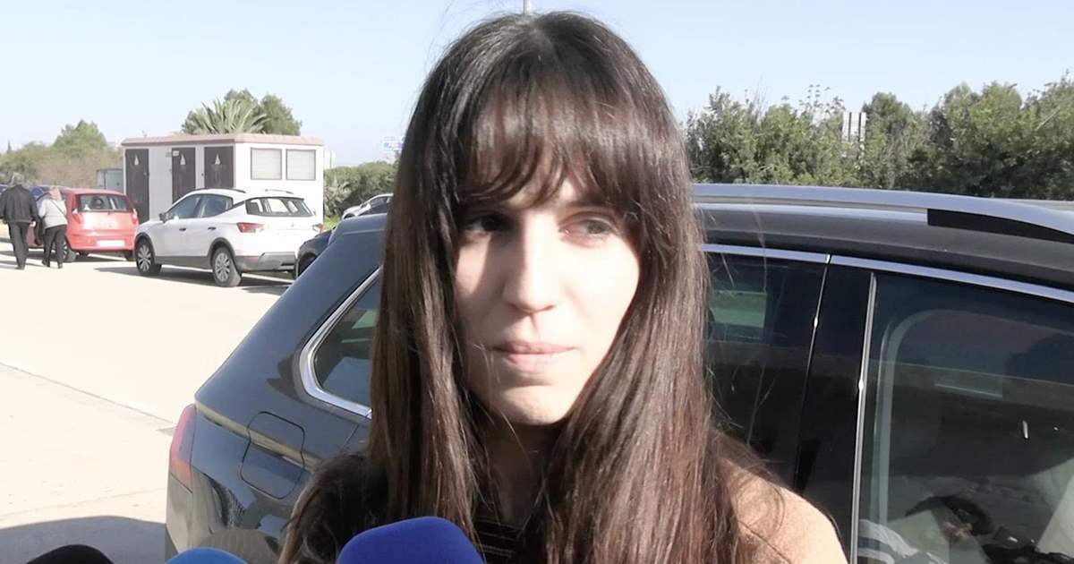 Lecturas's tweet photo. Emi Huelva, hermana mayor de Elena, ha atendido a la prensa a las puertas del tanatorio y agradece en este #vídeo todo el cariño que ha recibido la influencer en los últimos años https://t.co/pXjW1sHbUC https://t.co/zQiSCLFMKr