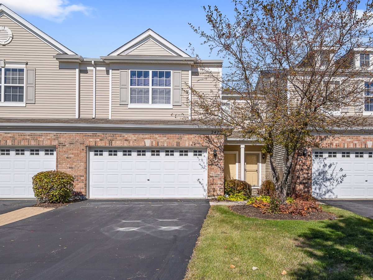 RealtorBecky's tweet photo. I am looking for a buyer for 2472 Evergreen Circle #Mchenry #IL  #realestate https://t.co/WhFSLx0yyT https://t.co/GM2spsXBym