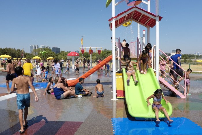 danieldelsol1's tweet photo. Entre el 6 de enero y el 26 de febrero vas a poder disfrutar del verano en #BAPlaya, con actividades recreativas y gratuitas para todas las edades⛱️☀️

🗓️ Martes a domingo
⌚ De 10 a 20 h
📍 Parque de los Niños y Parque de la Ciudad

ℹ️ https://t.co/SowMuouliw https://t.co/FJ1e3ZnlBV