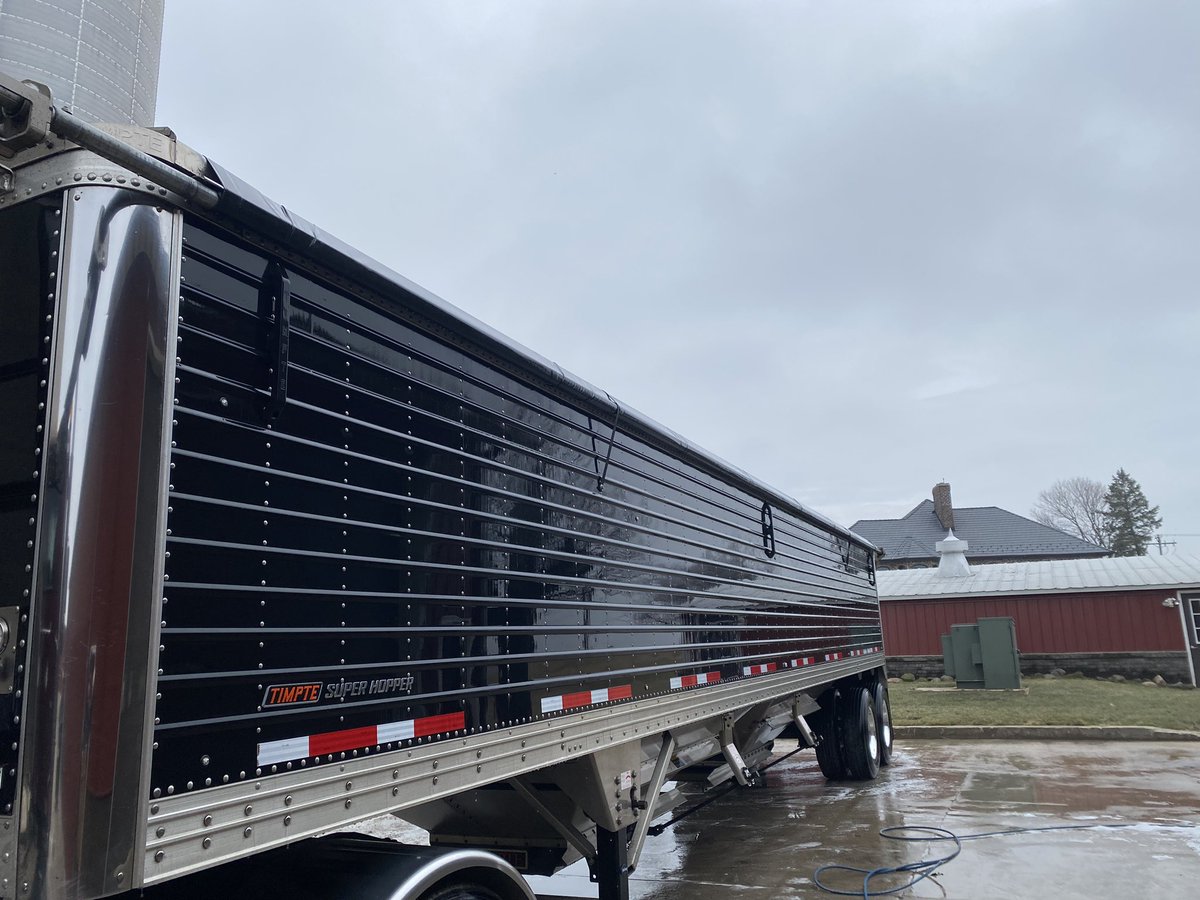 willard2023's tweet photo. #AgTwitter Got a 2018 Timpte 40 ft hopper bottom for sale. Options include : Disc brakes, aluminum durabright wheels, 2 rows of 5 lights and power tarp. Located in Northern Illinois. https://t.co/I7FgLOHiv1