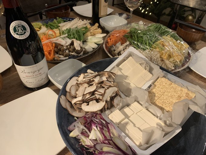 ちなみに一年前の元旦は,シェアハウスに住んでるお友だちのリビングルームに集まってごはん食べてた！  お料理上手な人が周りに多い🥰  ちなみに春原のオフ会もお料理とお酒,こだわってて美味しいと思います&hellip;❣️ 次回は01月29日(日)に開催されます。告知が始まったら<a href="/tag/%E5%A4%96%E9%A3%9F%E3%81%97%E3%82%88%E3%81%86"class="tags"><span>#外食しよう</span></a>