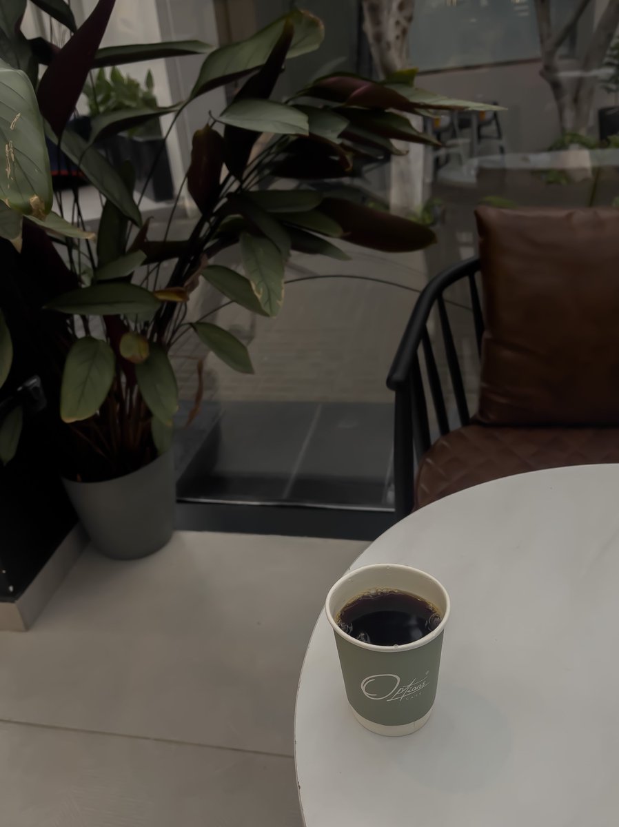 IIIIIz25's tweet photo. The glass café 🪄 https://t.co/cMaBWYfWJQ