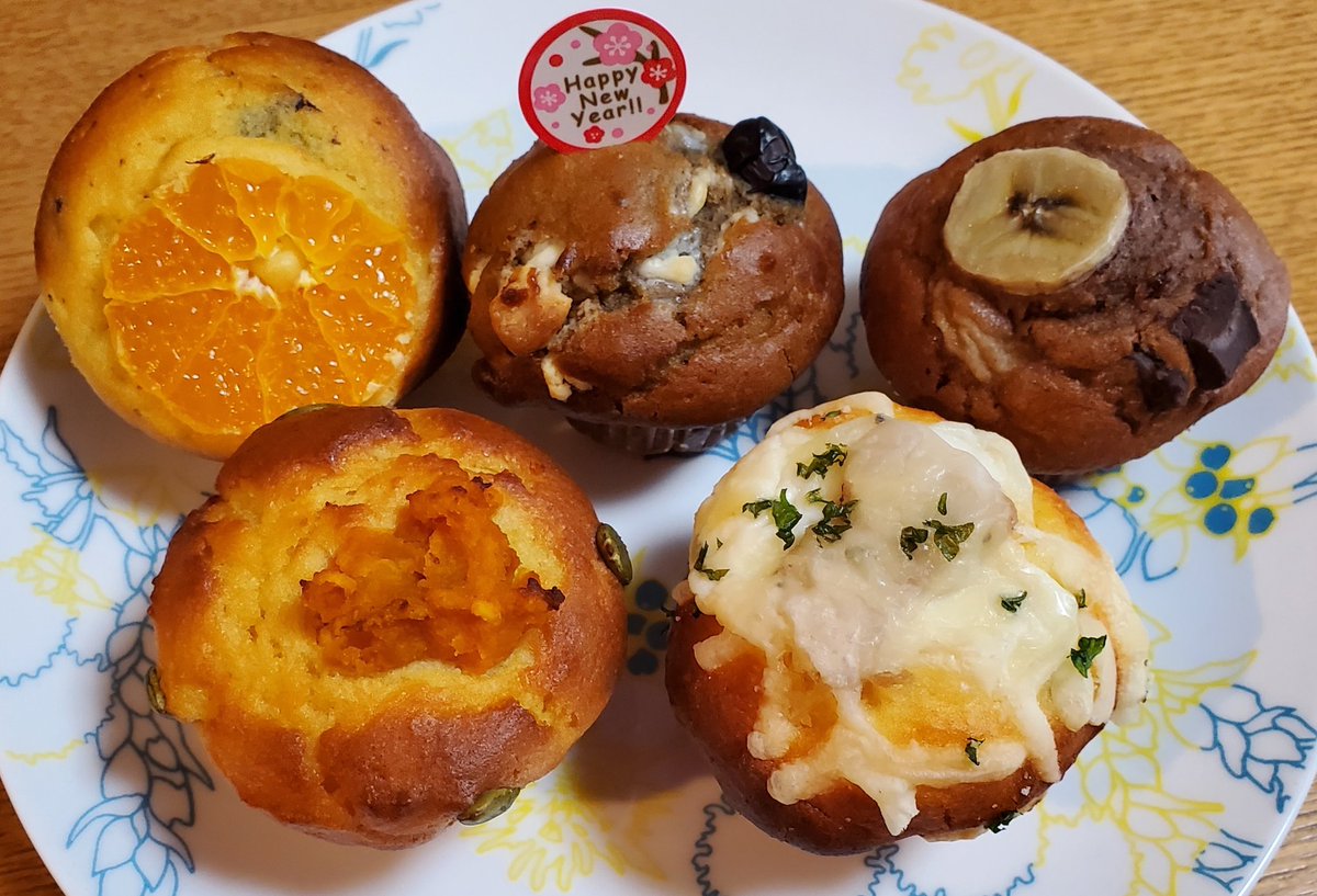 ys29frog12's tweet photo. #PLUSCAFE #カップケーキ を 買ったら 頂いた 酒粕黒豆ケーキ。罪悪感がなくて 何個でも食べてしまう😋🍴💕 https://t.co/FivMlL7Ka2