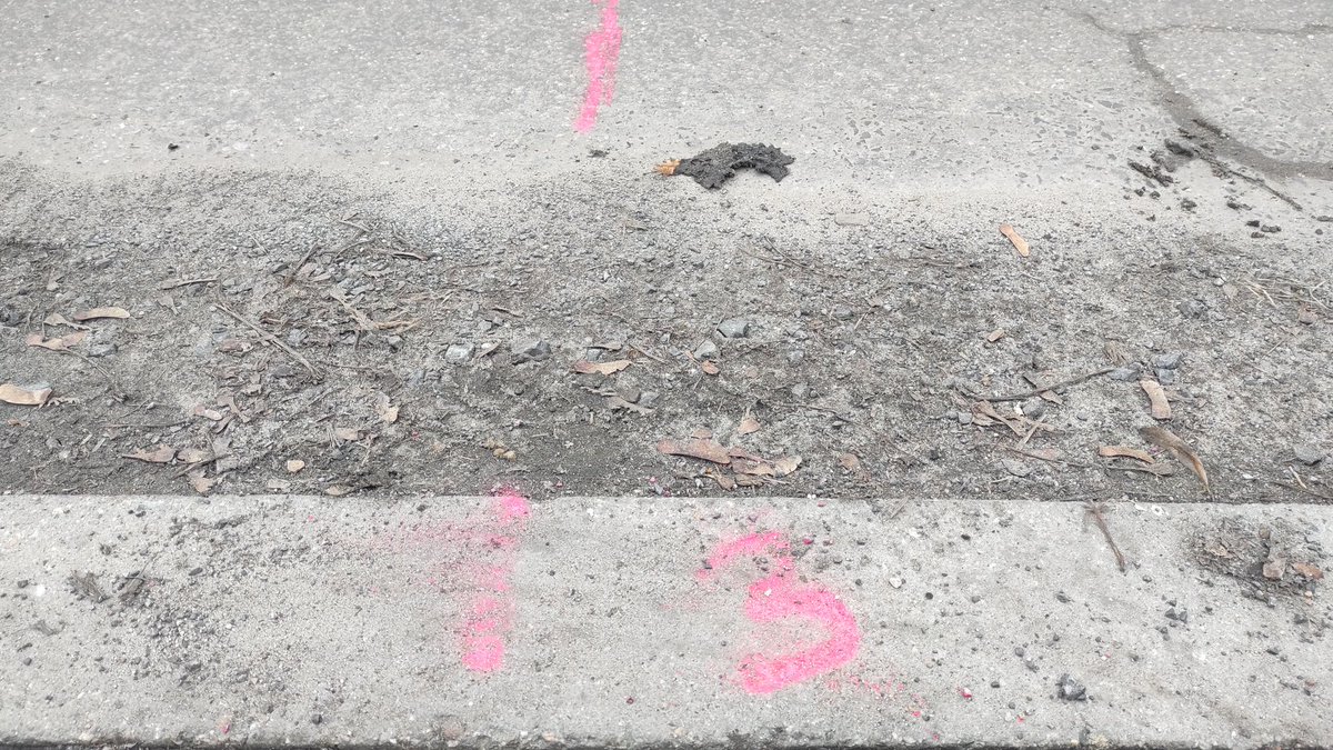 Tajemnicze znaki na drodze? 
To miejsca w których przy sprzyjającej pogodzie wykonamy remonty cząstkowe, czyli wycięcie fragmentu nawierzchni i ułożenie nowej.