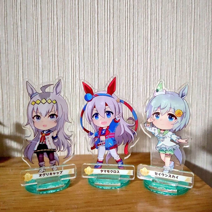 ウマ娘のアクスタカプセルトイ……葦毛しか出てこない…… 