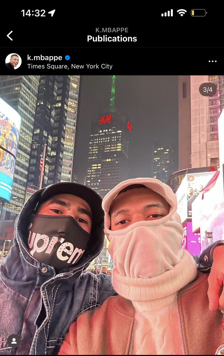_fmba_'s tweet photo. Ptdrrr j’ai retrouvé le métisse et le rebeux cagoulé qui suivait #poupettekenza à NY https://t.co/lJxqcdqAgg