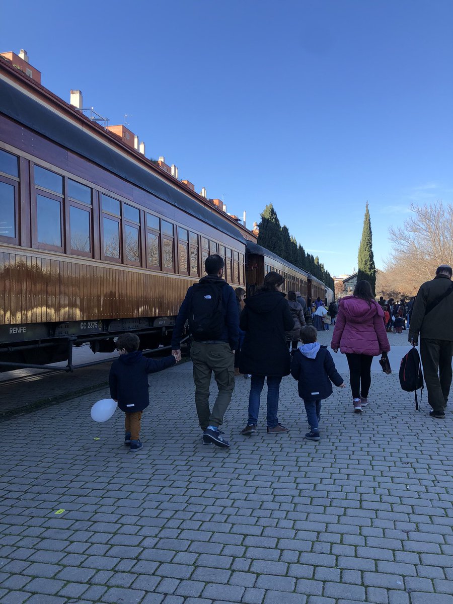 alberto_alaiz's tweet photo. @Adif_es @InfoAdif @CERMI_Madrid el tren de la navidad 🎄 
Muy bonito, pero cortando el parque de las vías.
No es accesible y encima cortando la pica accesibilidad…
Gracias por pensar en nosotros. https://t.co/7PHvuyk50o