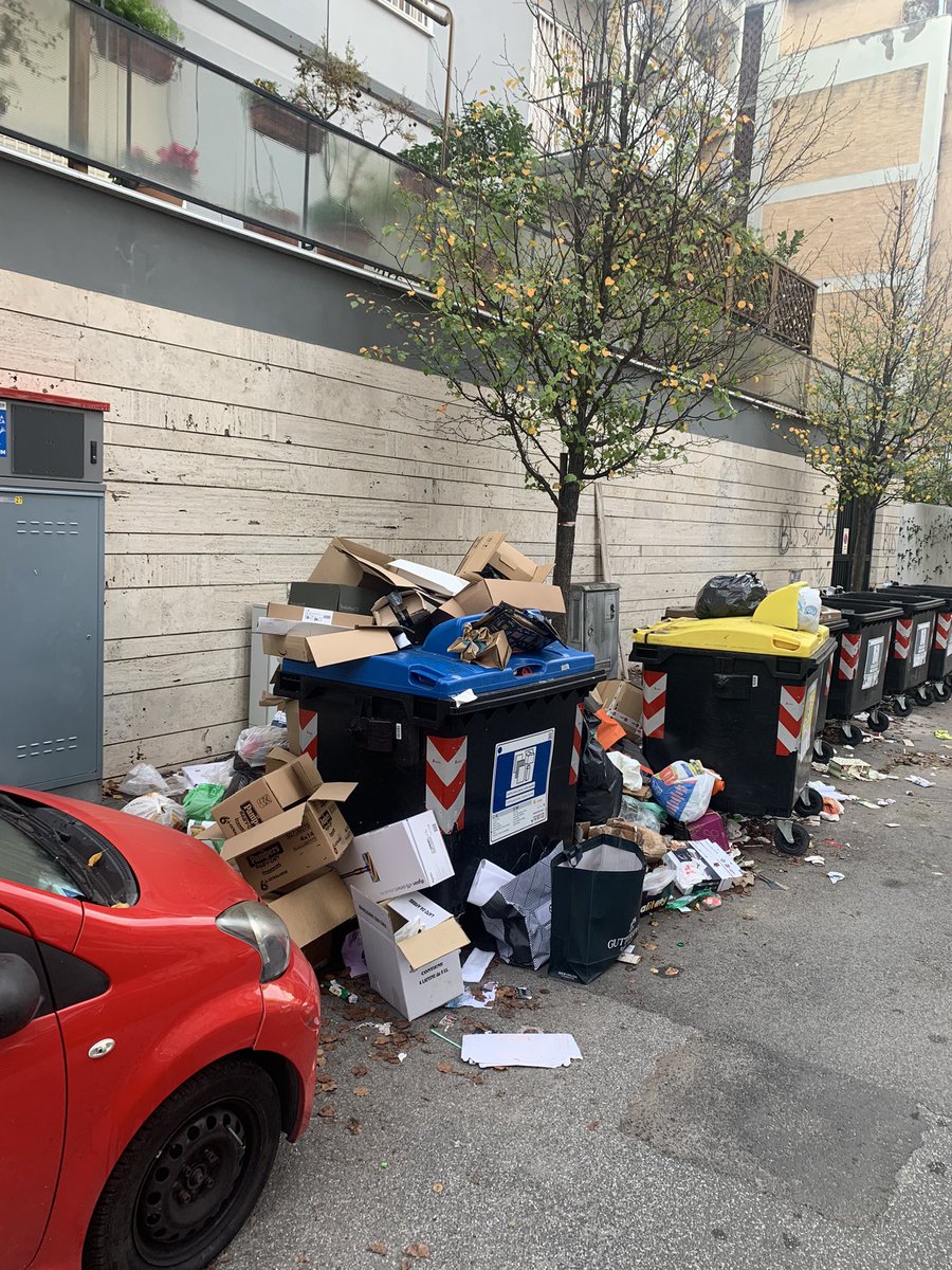 momi_fru's tweet photo. Viale Tito Livio @gualtierieurope che si fa????????? @ComitatoBaldui1 @romafaschifo @PLRomaCapitale sta arrivando sulla strada… https://t.co/xj86ozekai