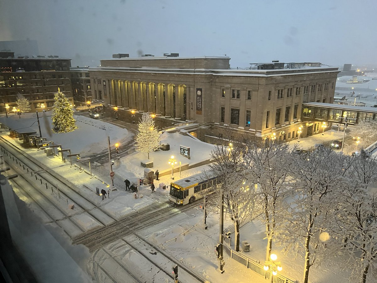 trepunck's tweet image. Well at least @UnionDepot looks pretty I guess. #snowsnowsnow #saintpaul