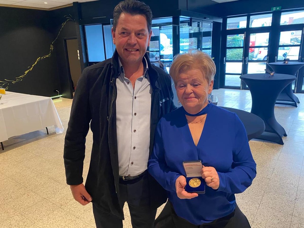 viefwest's tweet photo. Eind december mocht de voorzitter van Vief Koekelare, Nicole Uittenhove, een medaille ontvangen ter ere van haar 25 jaar inzet. Ze kreeg deze uit handen van provincieraadslid Piet Vandermersch. De vereniging bedankte Nicole voor haar enthousiasme en toewijding.
#Vief #senioren https://t.co/ZvdxSDPm24