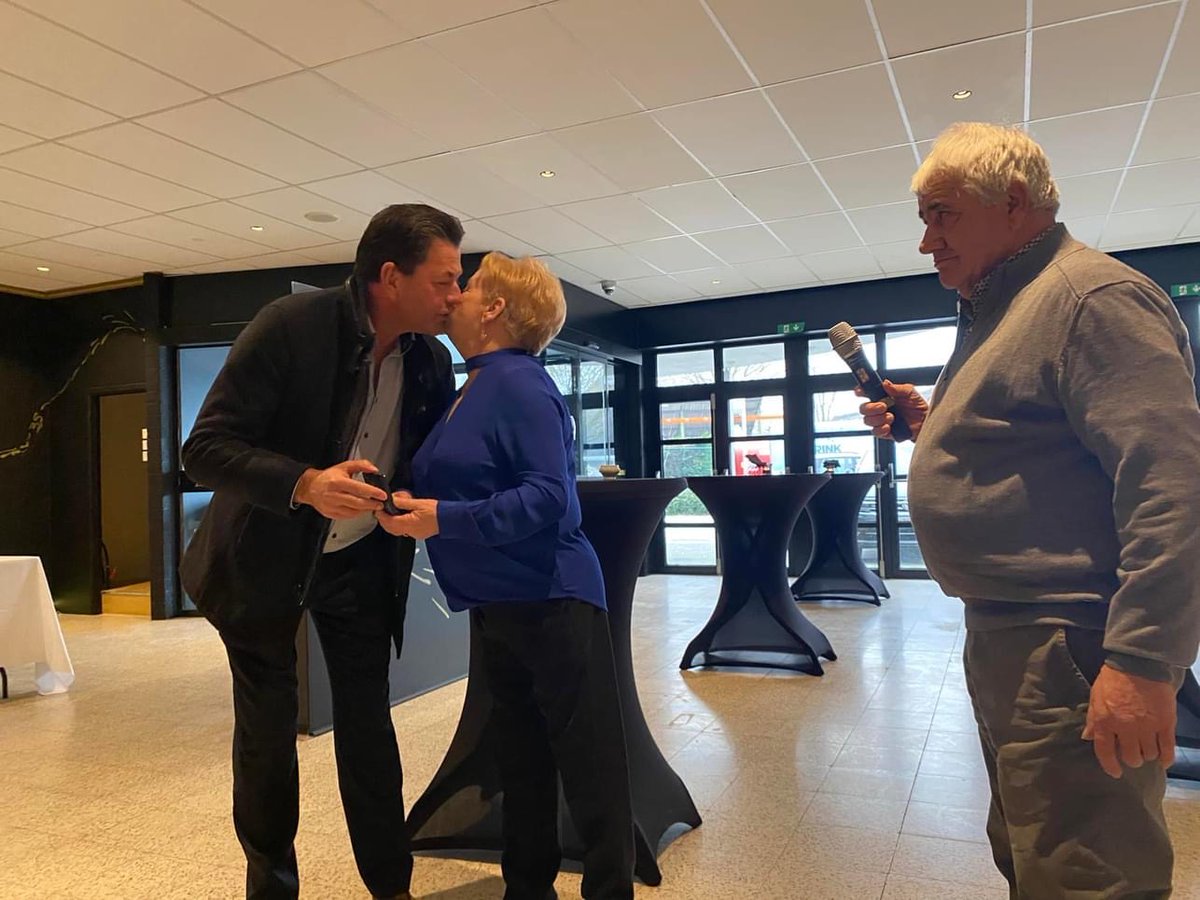 viefwest's tweet photo. Eind december mocht de voorzitter van Vief Koekelare, Nicole Uittenhove, een medaille ontvangen ter ere van haar 25 jaar inzet. Ze kreeg deze uit handen van provincieraadslid Piet Vandermersch. De vereniging bedankte Nicole voor haar enthousiasme en toewijding.
#Vief #senioren https://t.co/ZvdxSDPm24