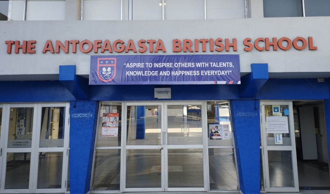 TLAntofagasta's tweet photo. #Antofagasta | Solo 1 colegio de Antofagasta figura entre los 100 mejores establecimientos tras resultados de la PAES

El Ministerio de Educación otorgó distinciones a las trayectorias educativas de tres alumnos del establecimiento. 

https://t.co/dtgwvi3KPG https://t.co/K6hKW4ApmI