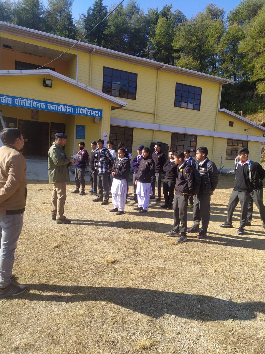 PithoragarhPol's tweet photo. पिथौरागढ़ पुलिस द्वारा स्कूल/कॉलेज के छात्र/छात्राओं को उत्तराखण्ड पुलिस एप, गौरा शक्ति, सड़क सुरक्षा, नशा मुक्ति, साइबर क्राइम तथा महिला सुरक्षा के सम्बन्ध में दी गई महत्वपूर्ण जानकारी।
#awareness
#UKPoliceApp
#gaurashakti
https://t.co/35XeNzo7bl
@uttarakhandcops @DIGKUMAUN https://t.co/70zVzoid50