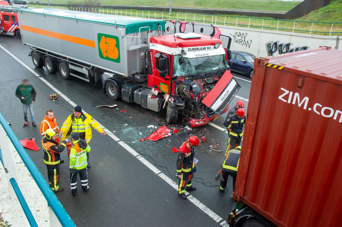 #Weteringbrug – Vrachtwagen botst achterop andere vrachtwagen op A4 - 112meerlanden.nl/2023/01/04/wet… #A4 #weteringbrug #haarlemmermeer