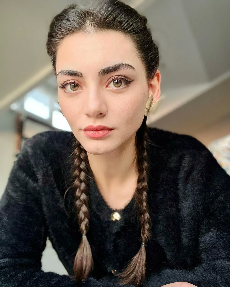 StarsWorldVip's tweet photo. نجمة مسلسل #المؤسس_عثمان #أوزجه_تورار بأحدث ظهور لها عبر السوشيل ميديا... 🦋❤️✨
#OzgeTorer 🦋 #ÖzgeTörer
#STARSTURKEY🇹🇷 #نجوم_تركيا🇹🇷
#NJÖÖMTV🇹🇷 #نجومTV🇹🇷
#STARSWORlD_ViP #نجوم_العالم_ViP
#NJOOMTV #نجومTV https://t.co/oIJ49221uz