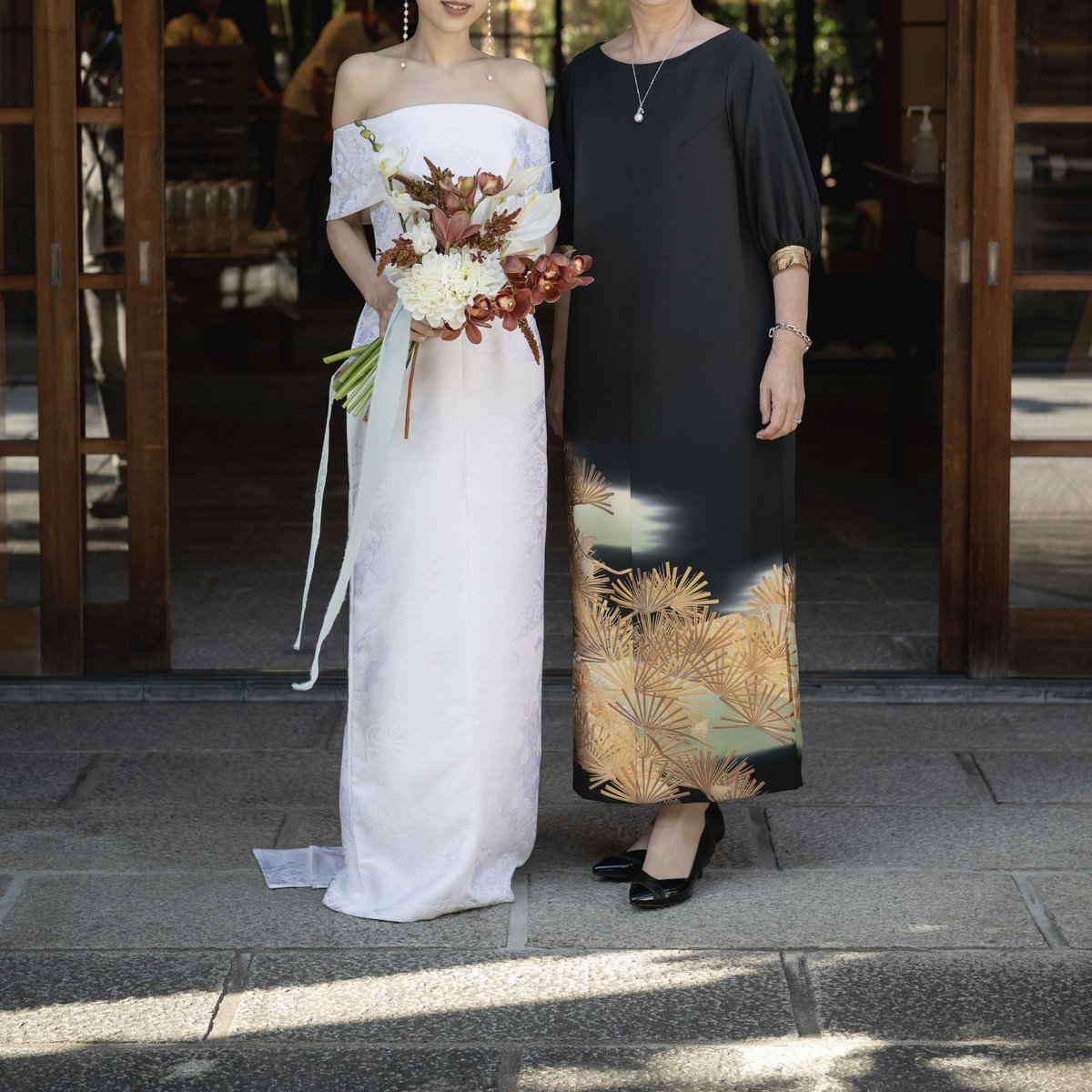 mai040301's tweet photo. 昨年の結婚式、白無垢をドレスにリメイクしてもらいました...🤍母達には黒留をワンピースにリメイクしたものをプレゼントした🖤 https://t.co/daAjCYMPnO